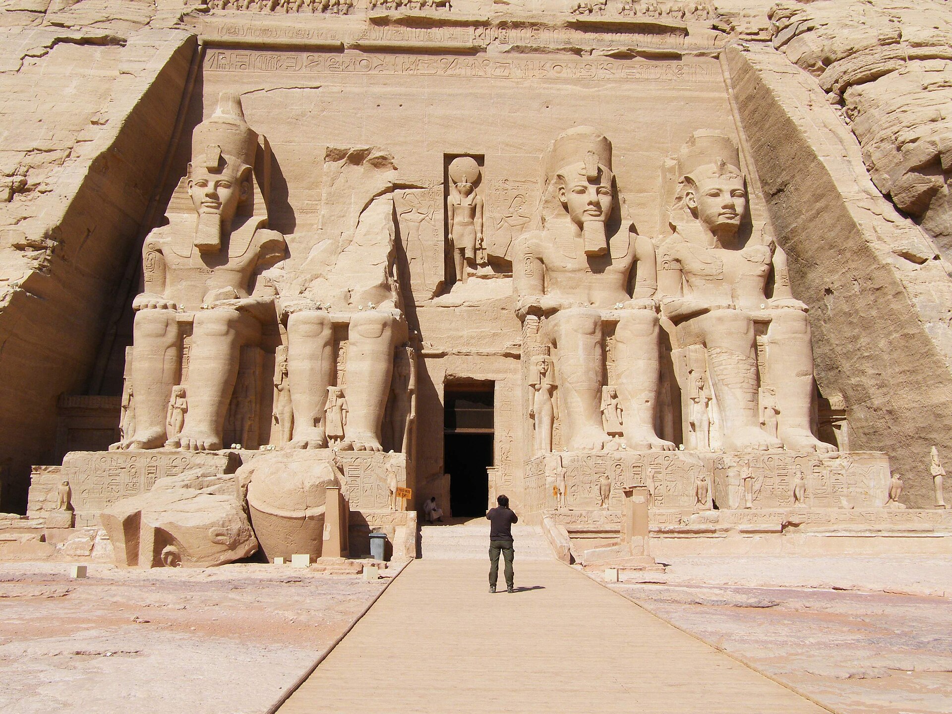 Inaugurates Abu Simbel with Nefertari
