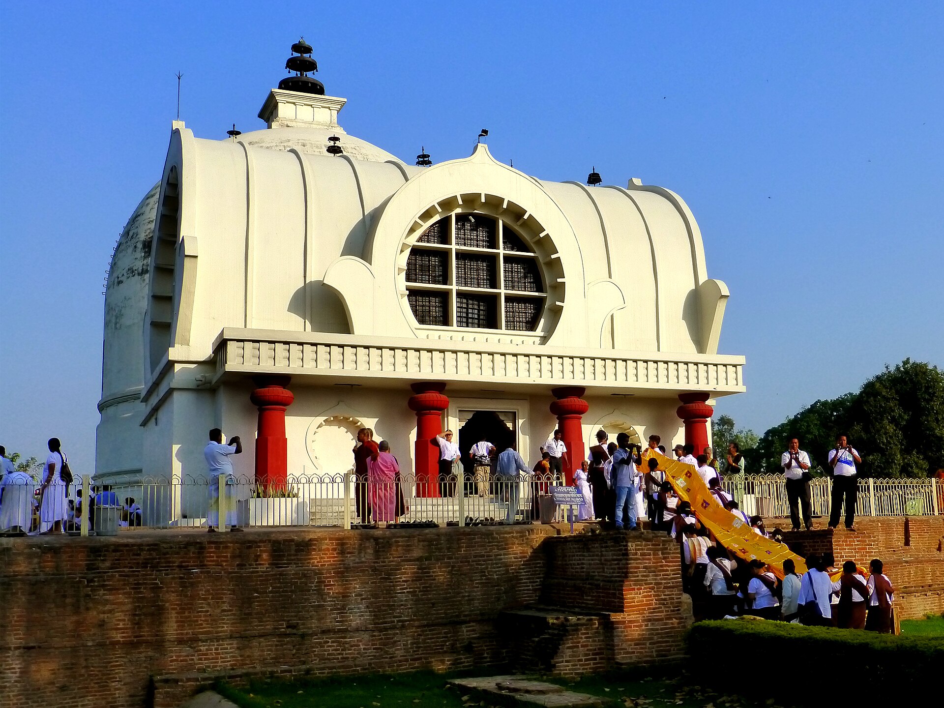 Visits the Buddha's parinirvana site