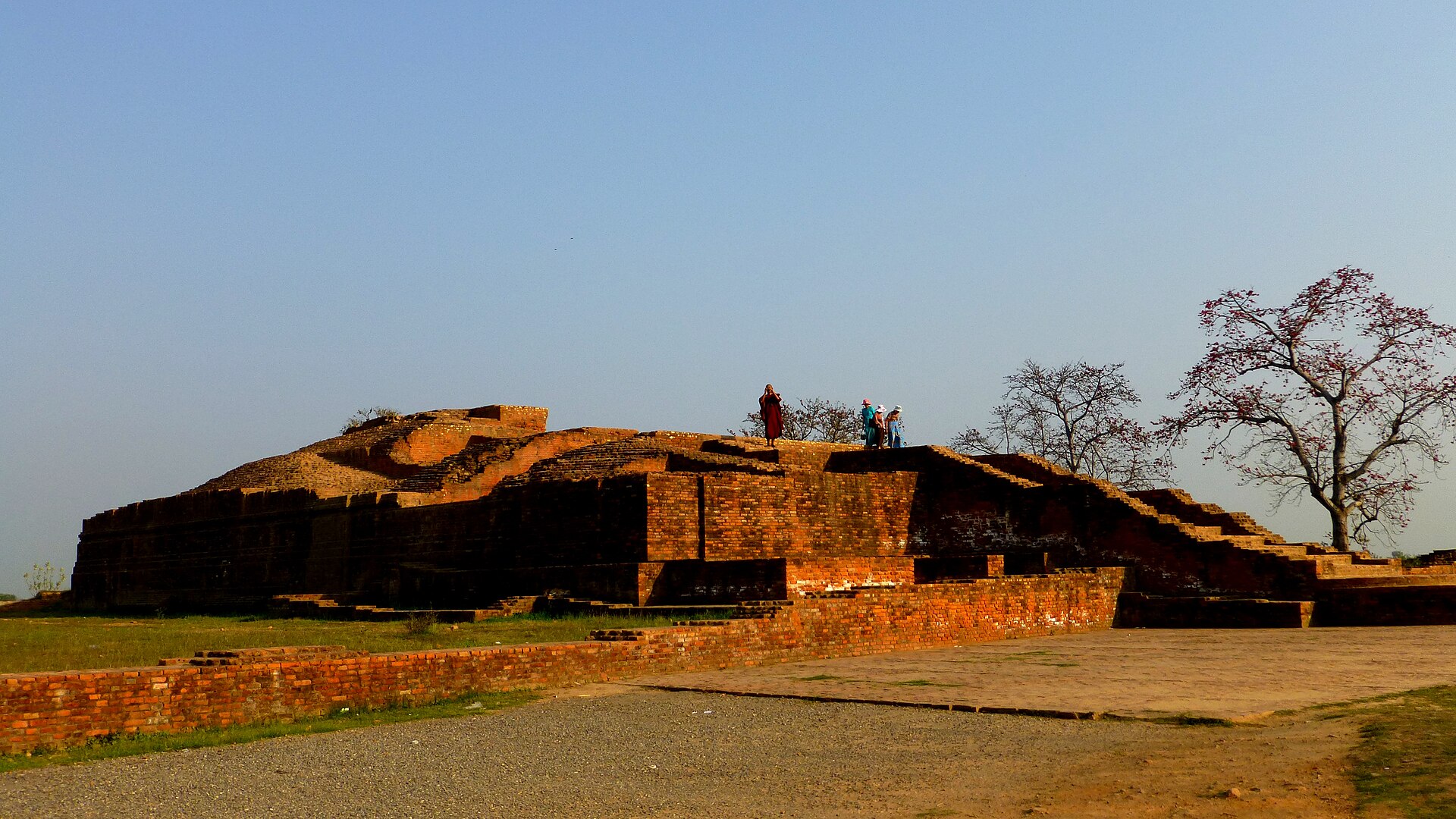 Pays homage at Jetavana