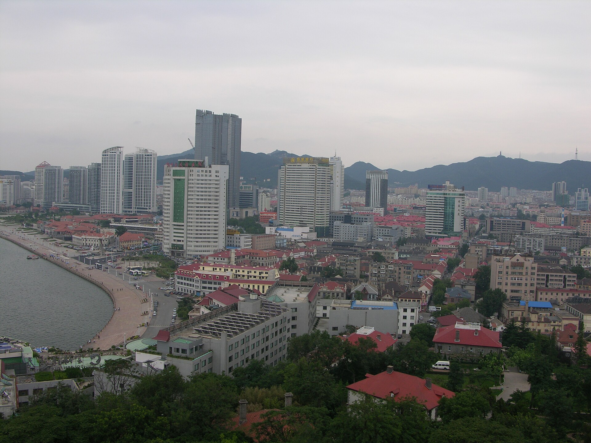Climbs Zhifu and erects inscriptions