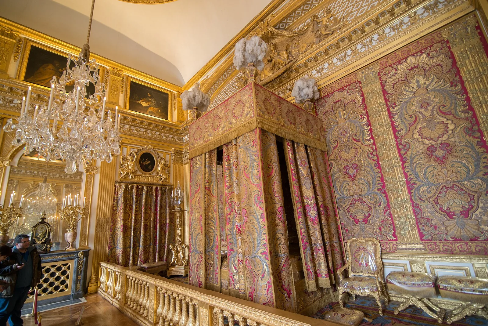 Versailles becomes permanent royal seat