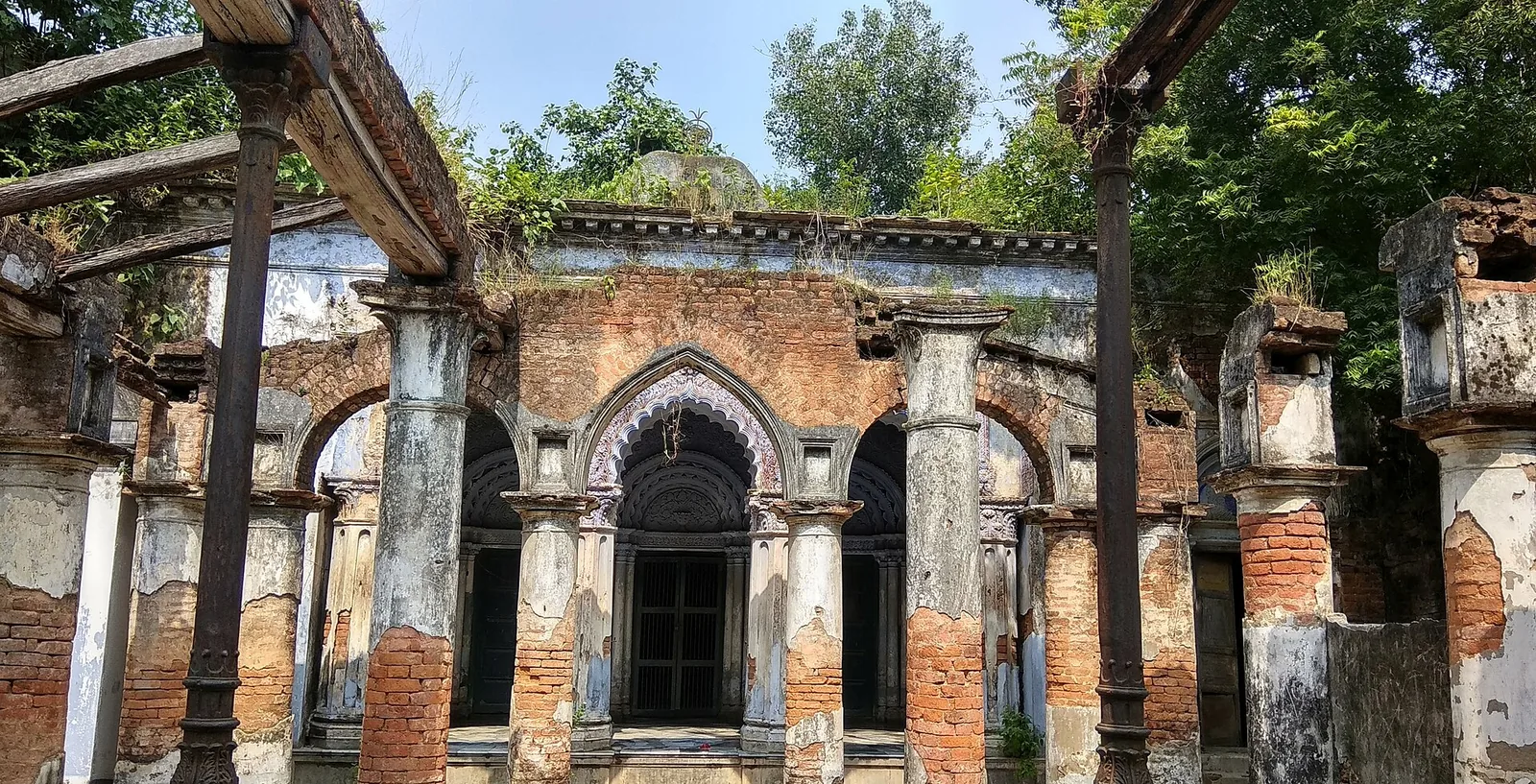 Jalshaghar filming at Nimtita Rajbari