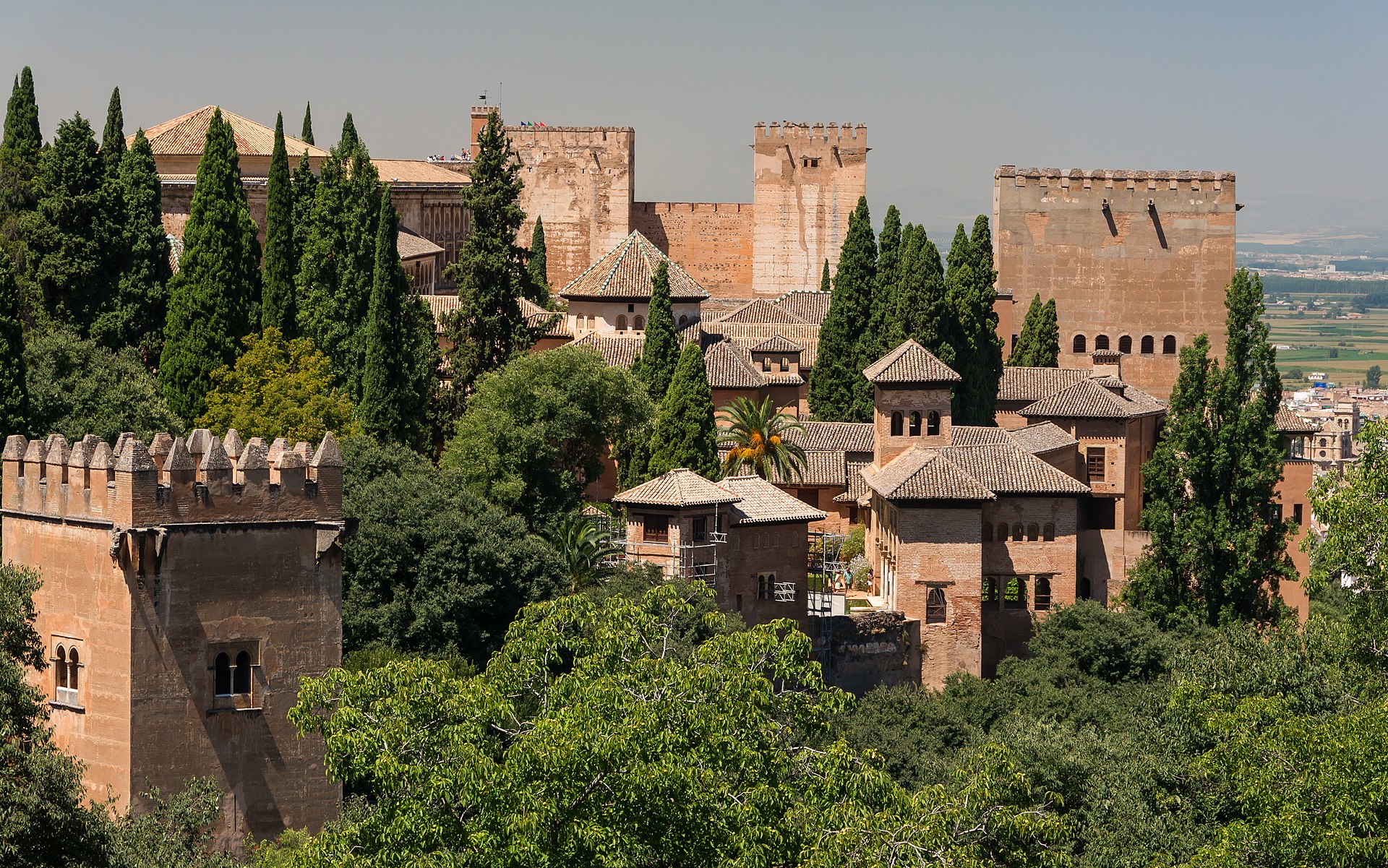 Appears before the monarchs at the Alhambra