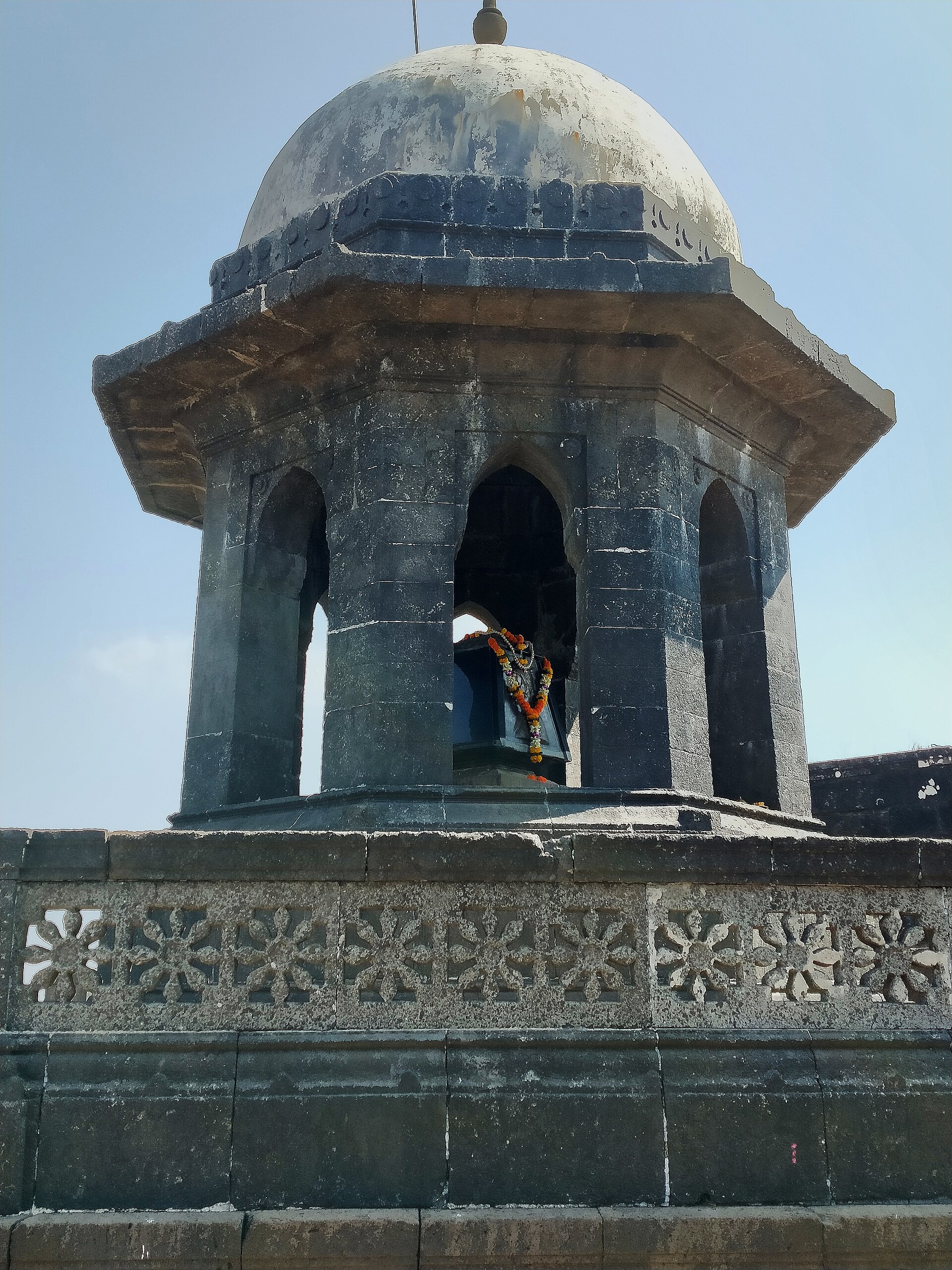 Dies at Raigad Fort