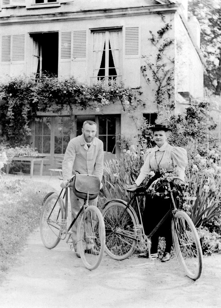 Moves her household to Sceaux