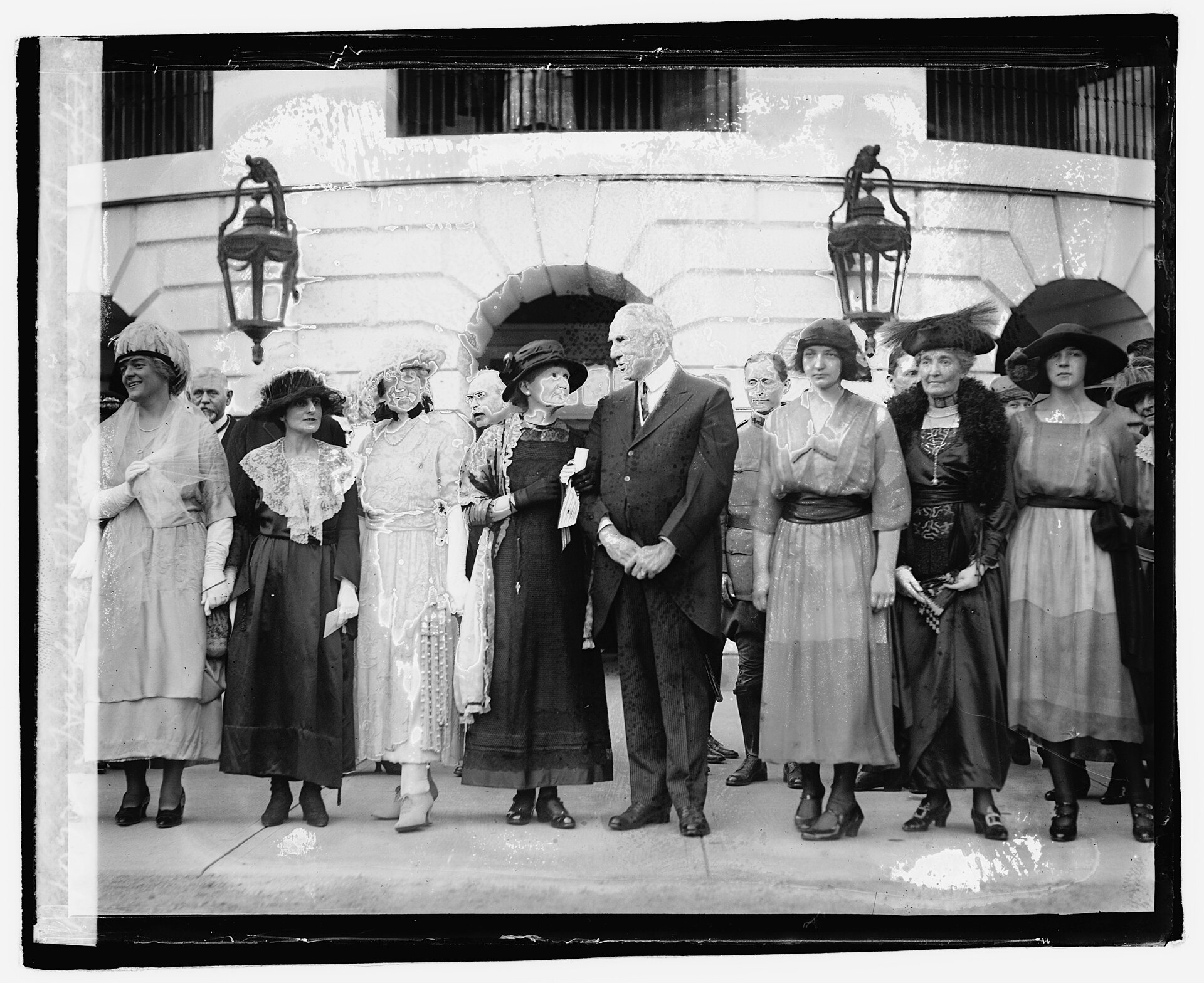 Receives radium at the White House