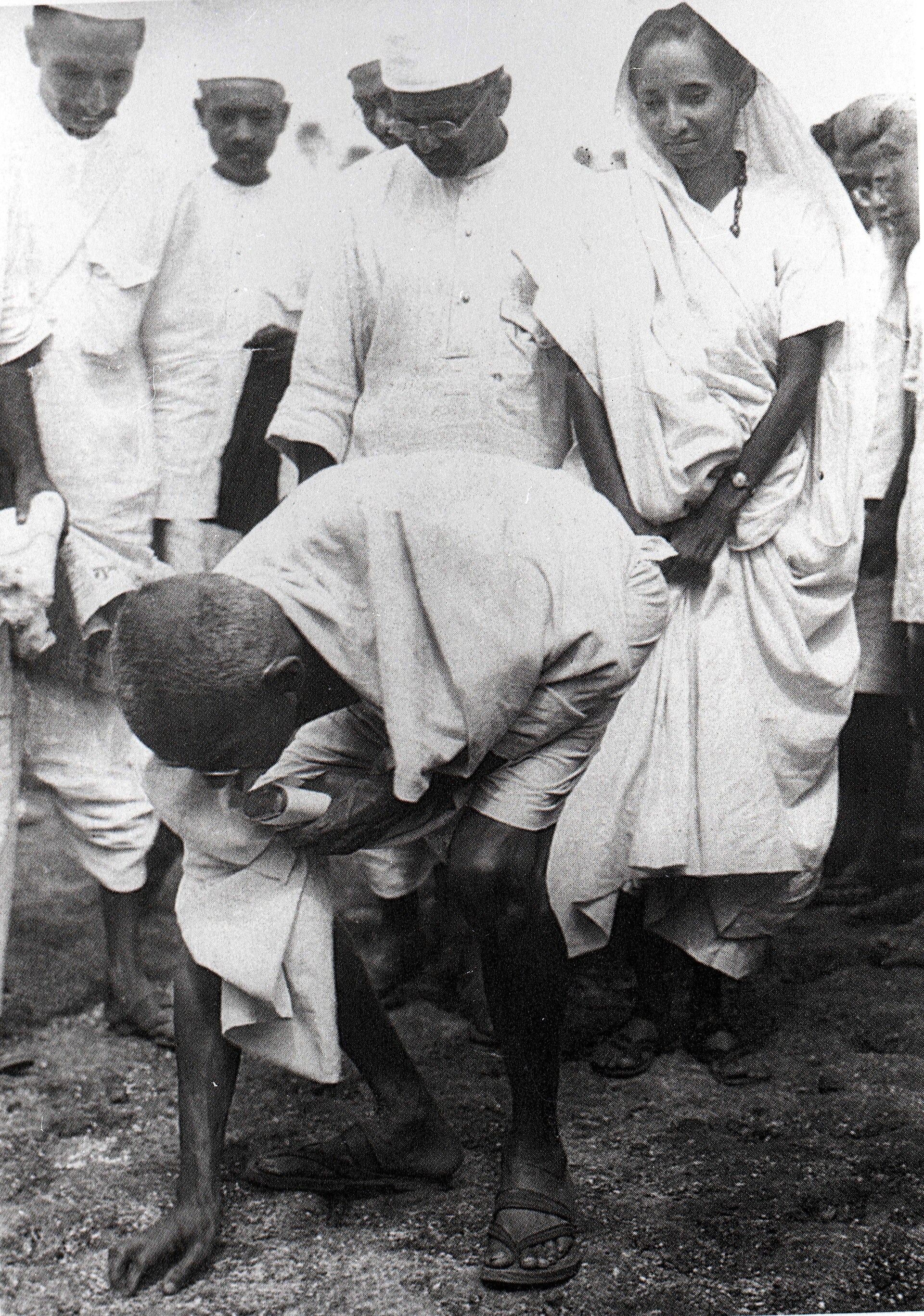 Begins Salt March and halts at Aslali