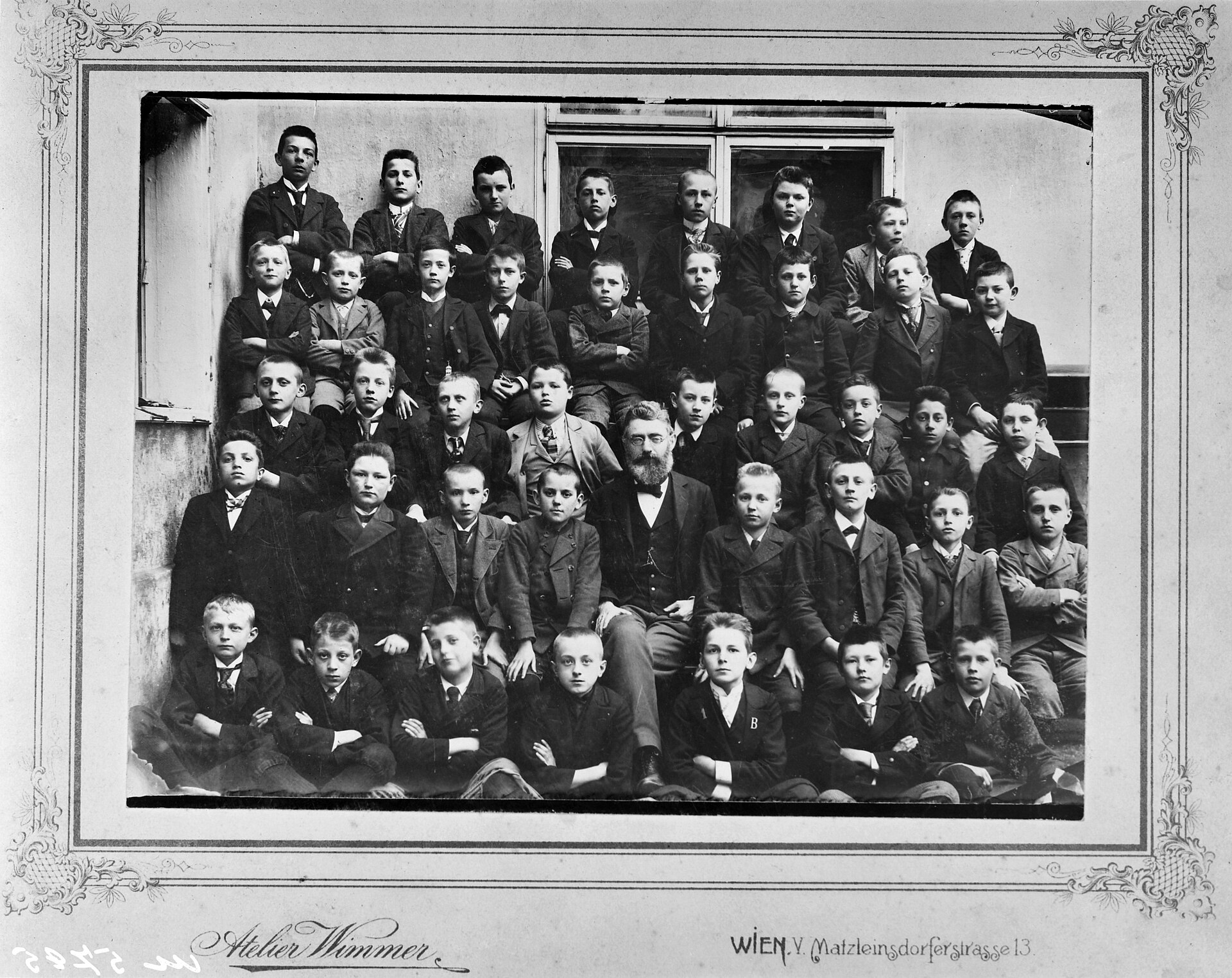 Settles near Linz in childhood