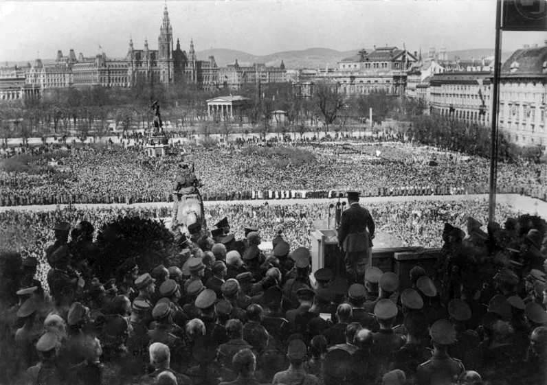 Speaks on Vienna Heldenplatz