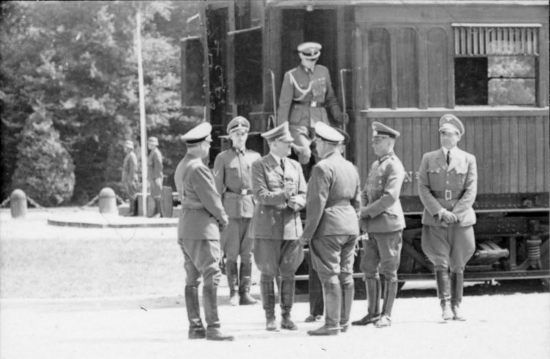 At Compiègne armistice ceremony