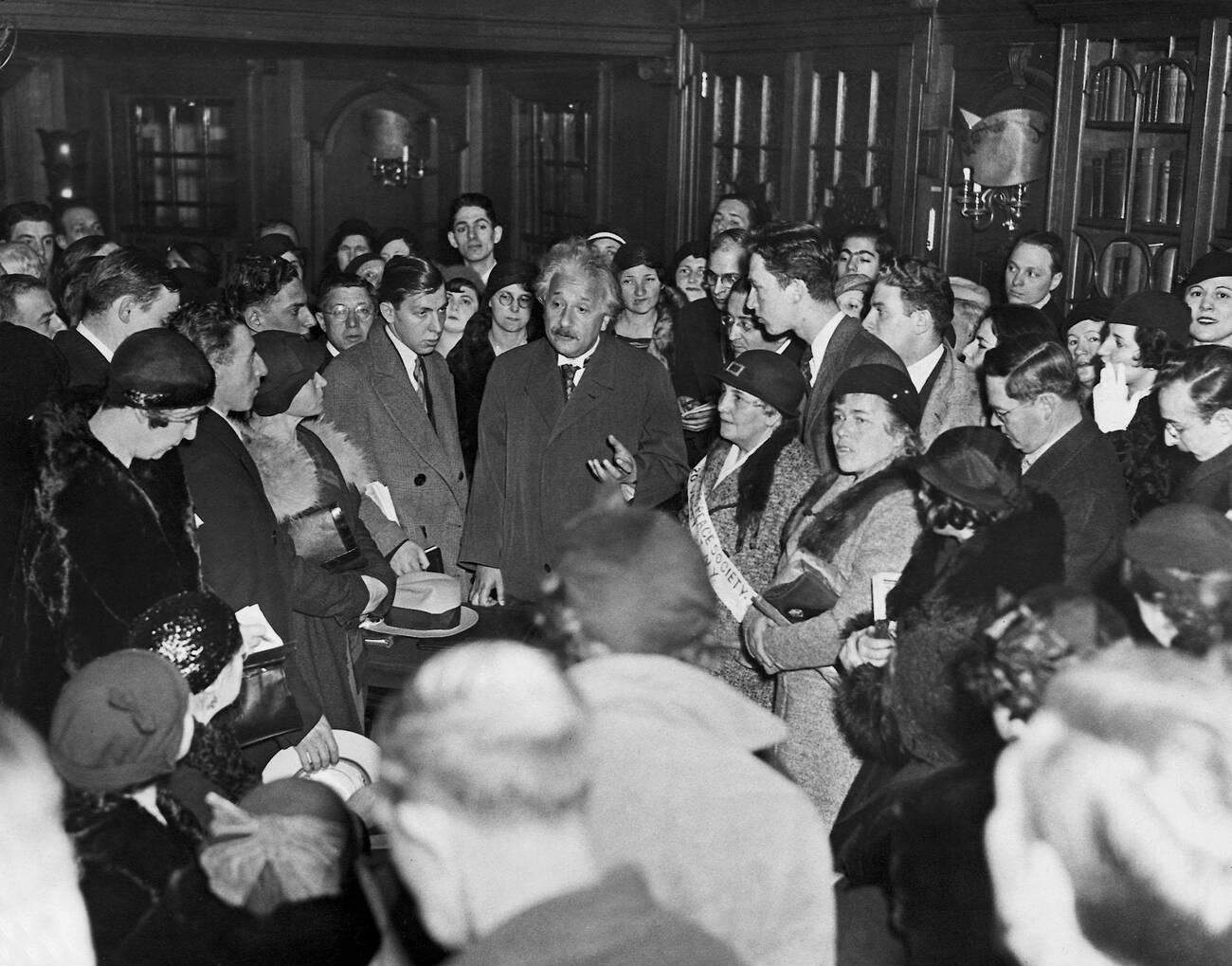 Lands in Antwerp and renounces citizenship