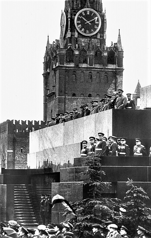 Watches the Moscow Victory Parade