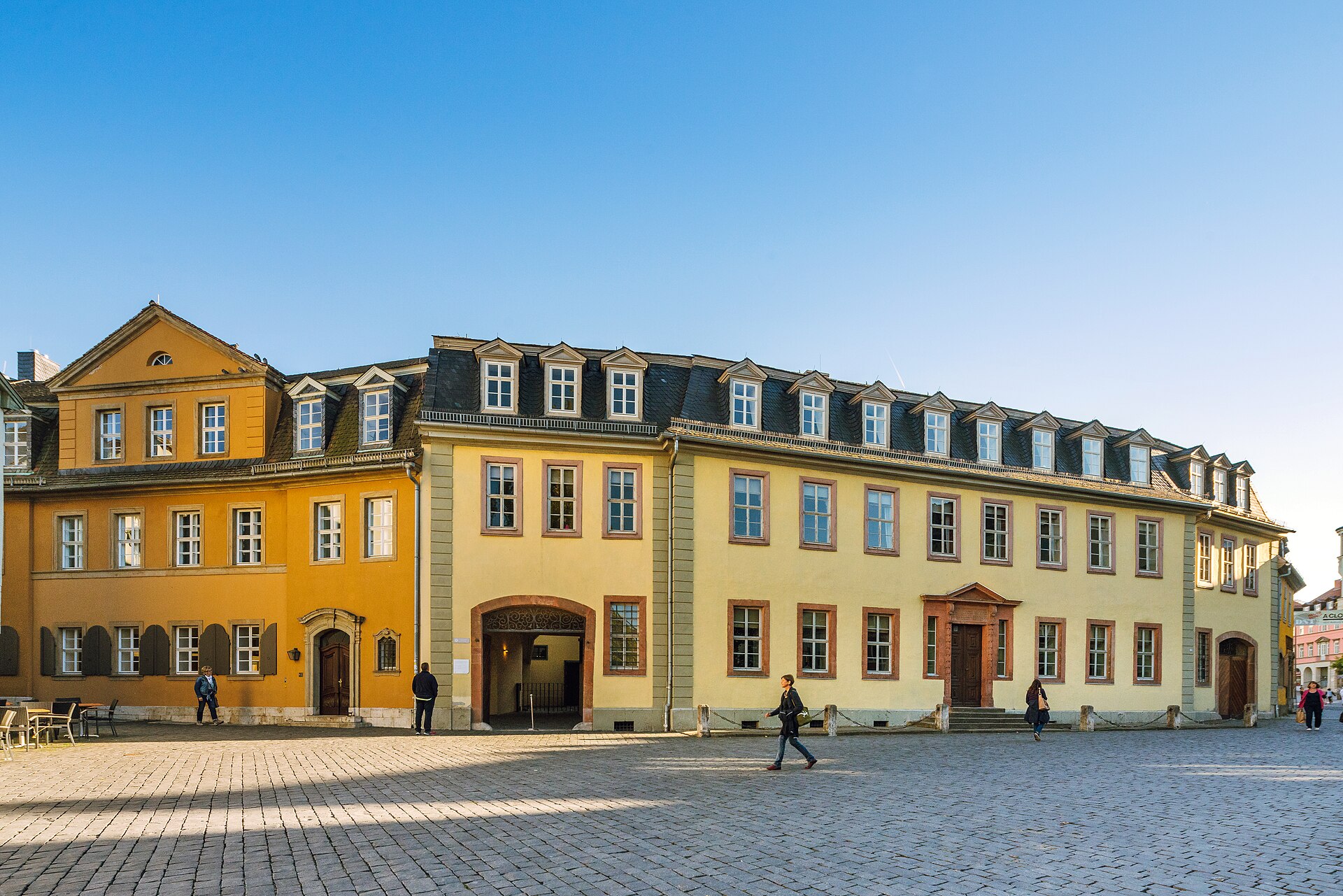 Moves into the Frauenplan residence