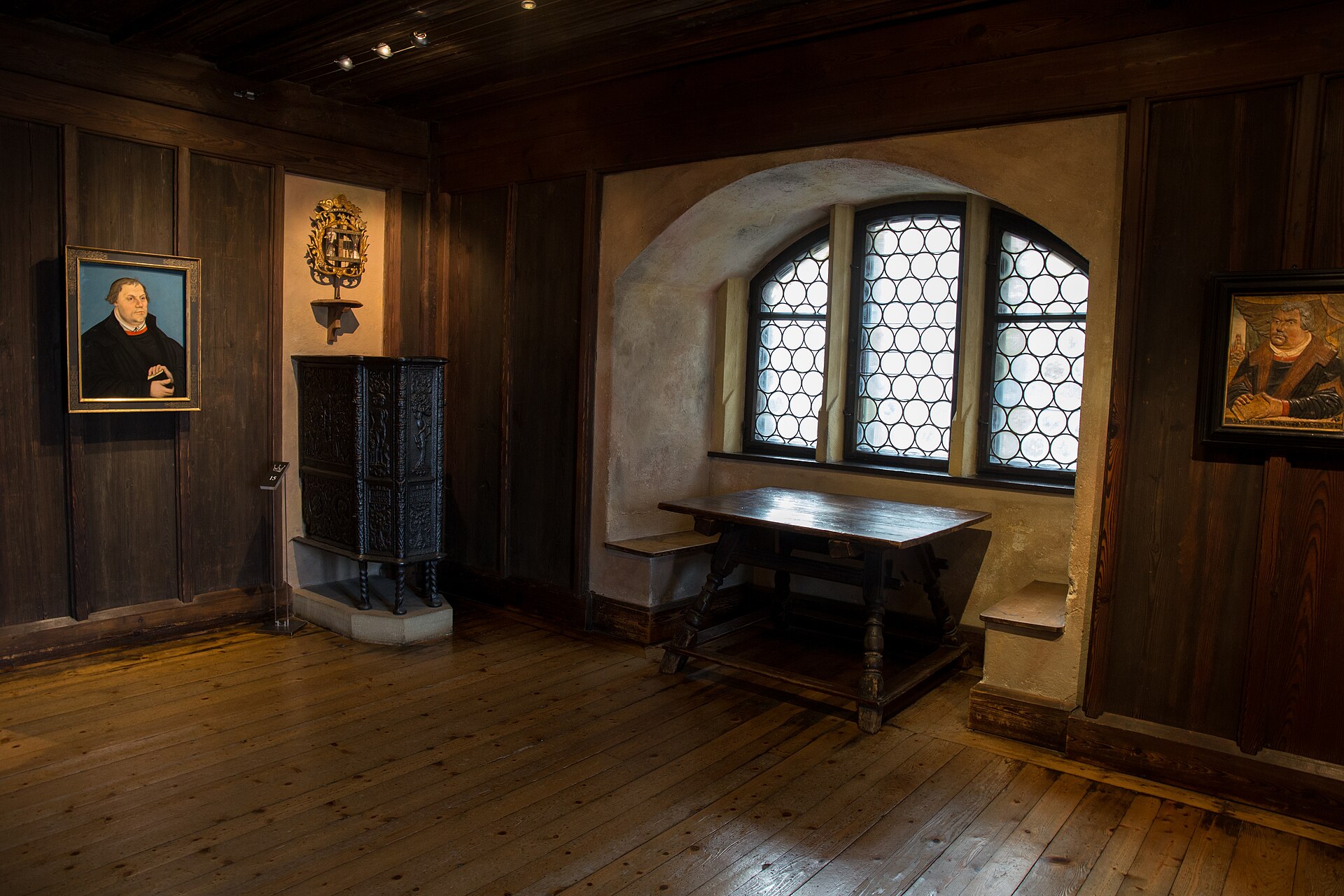 Takes refuge at Veste Coburg