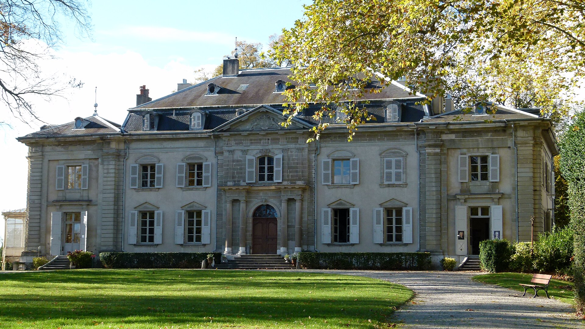 Settles at Château de Voltaire