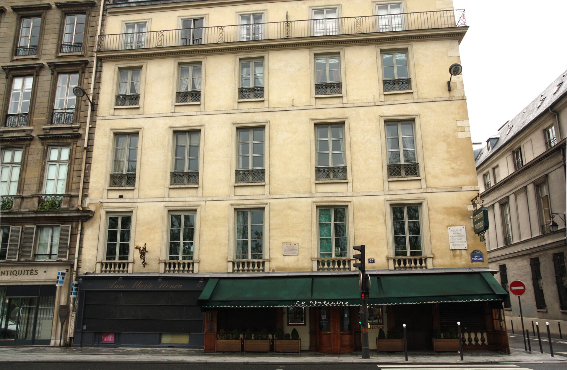Dies in Paris