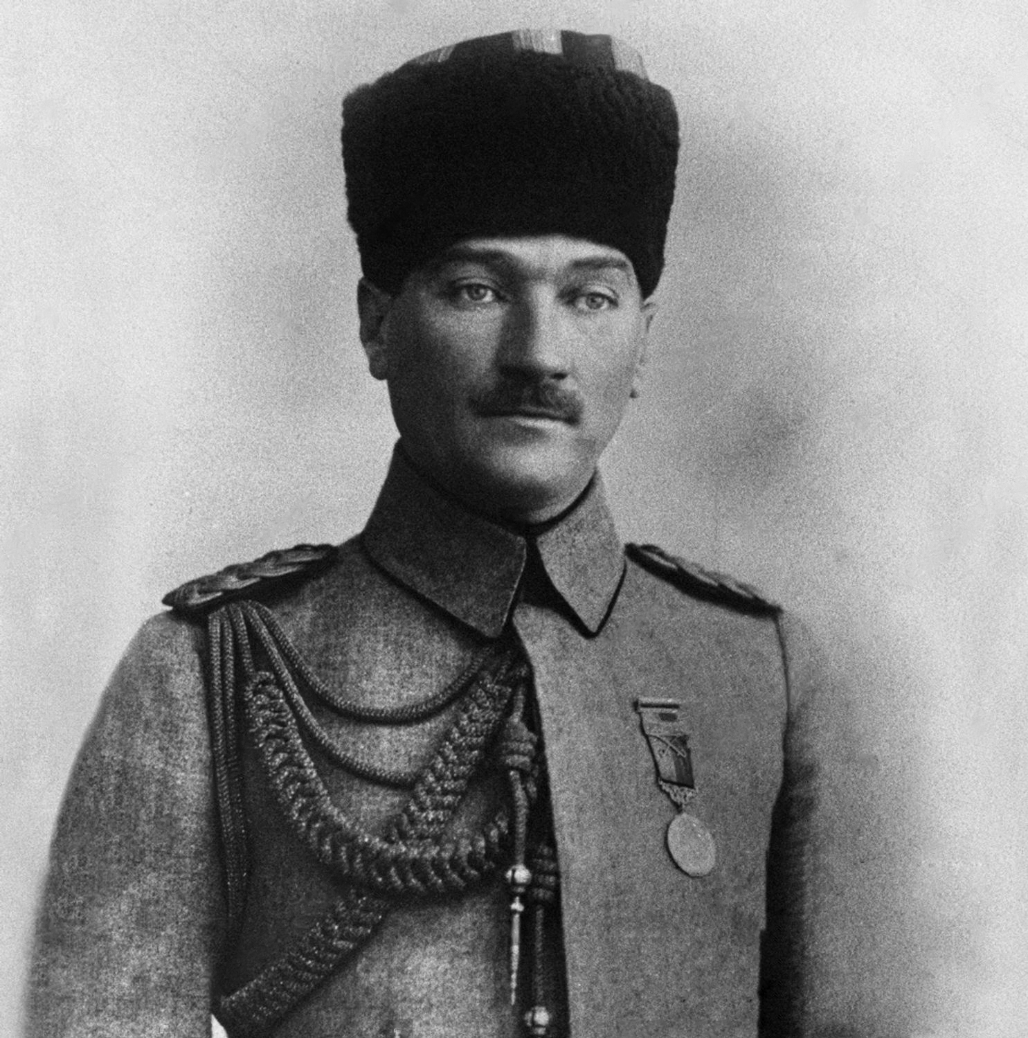 Establishes the nationalist center in Ankara