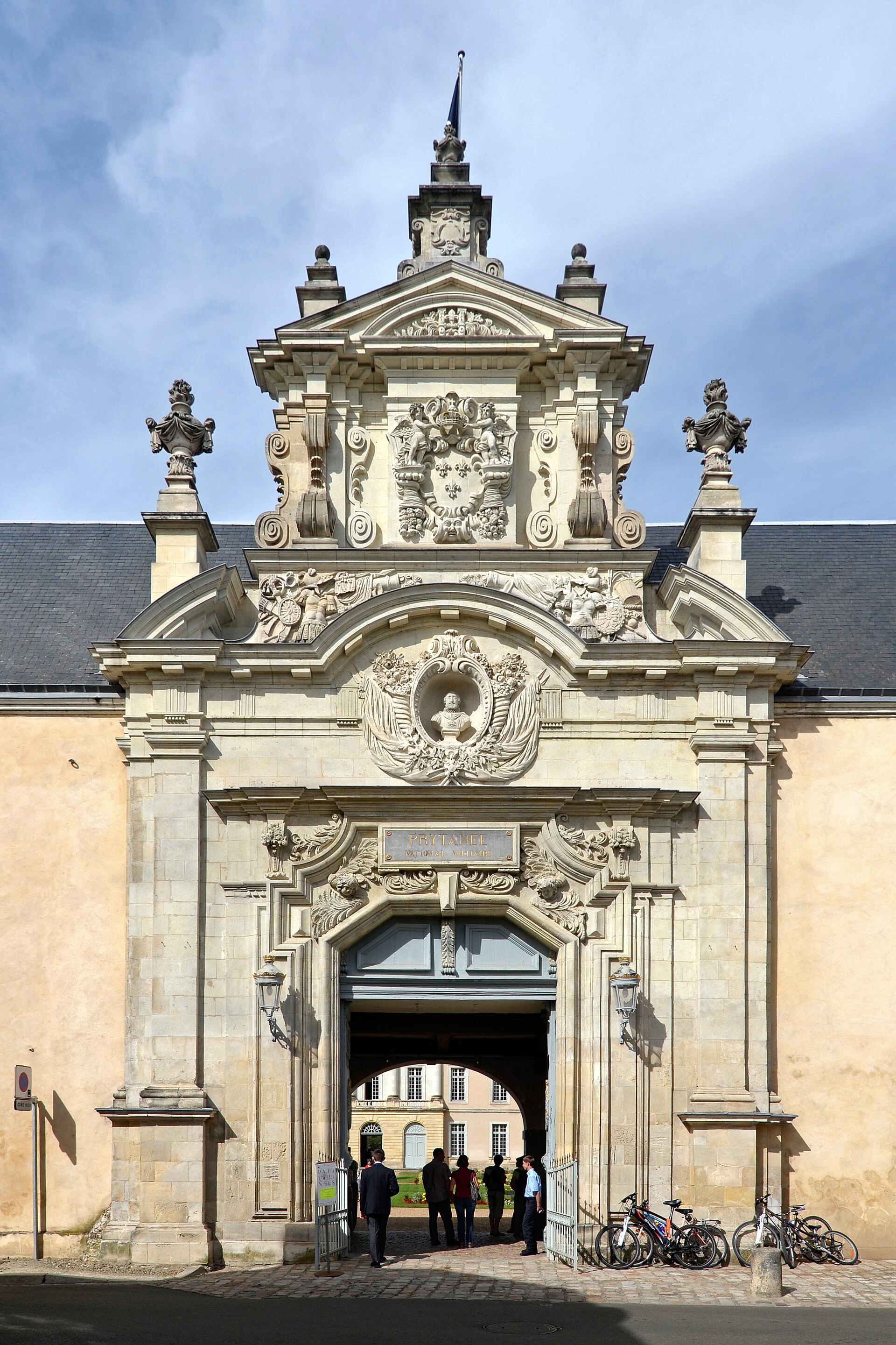 Enters the College of La Flèche