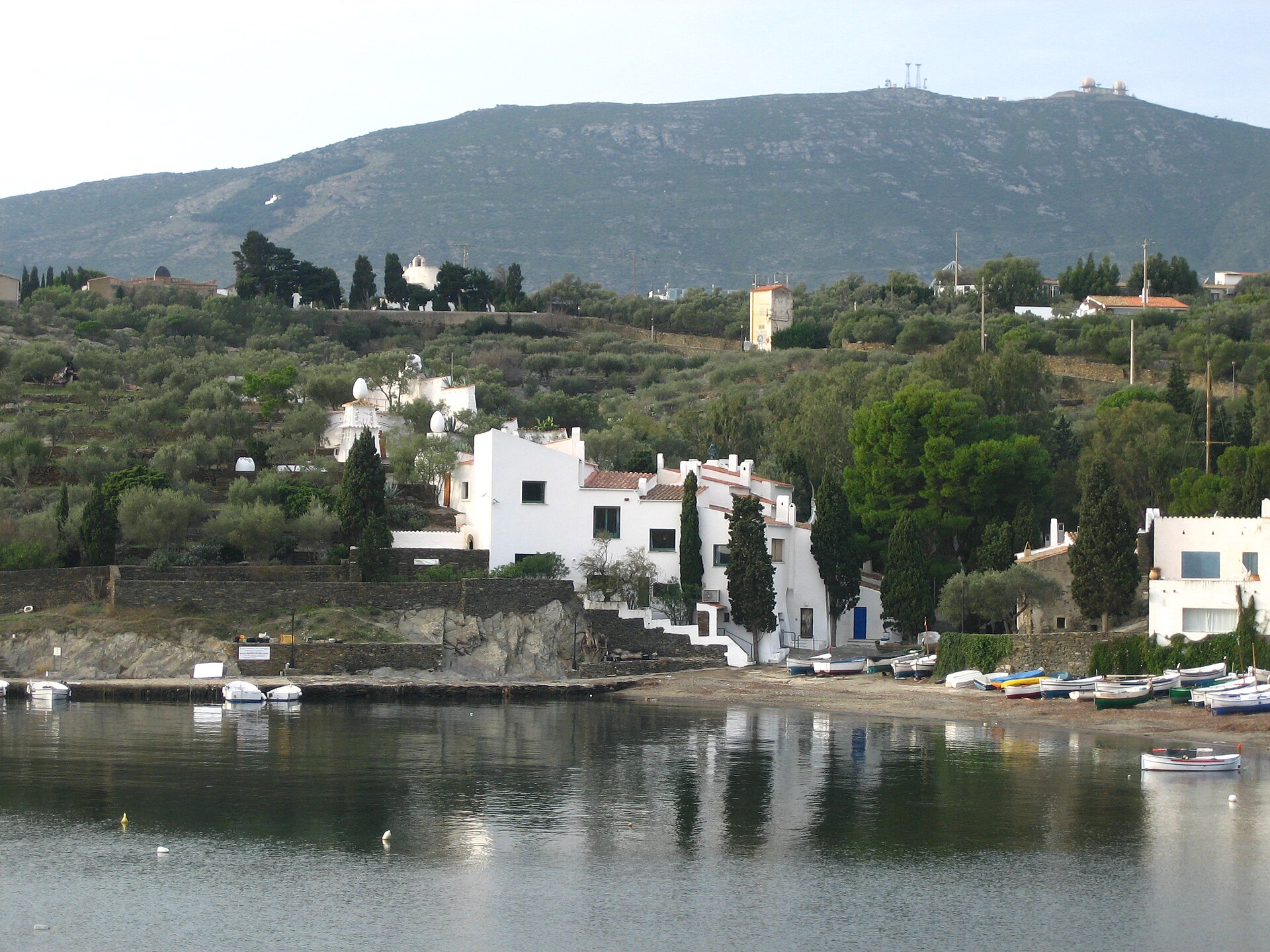 Retreats to paint at Portlligat