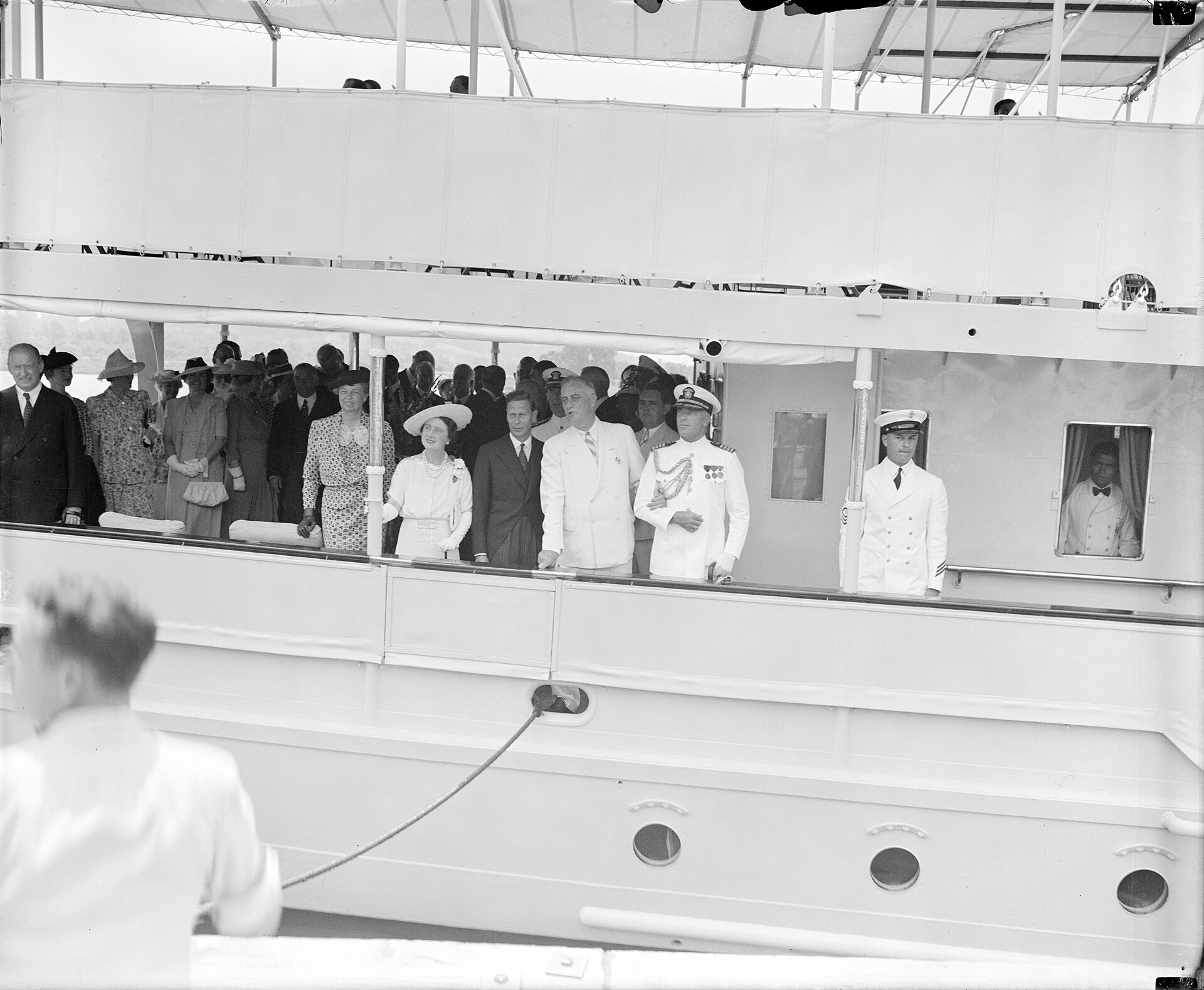 Sails to Mount Vernon with British monarchs