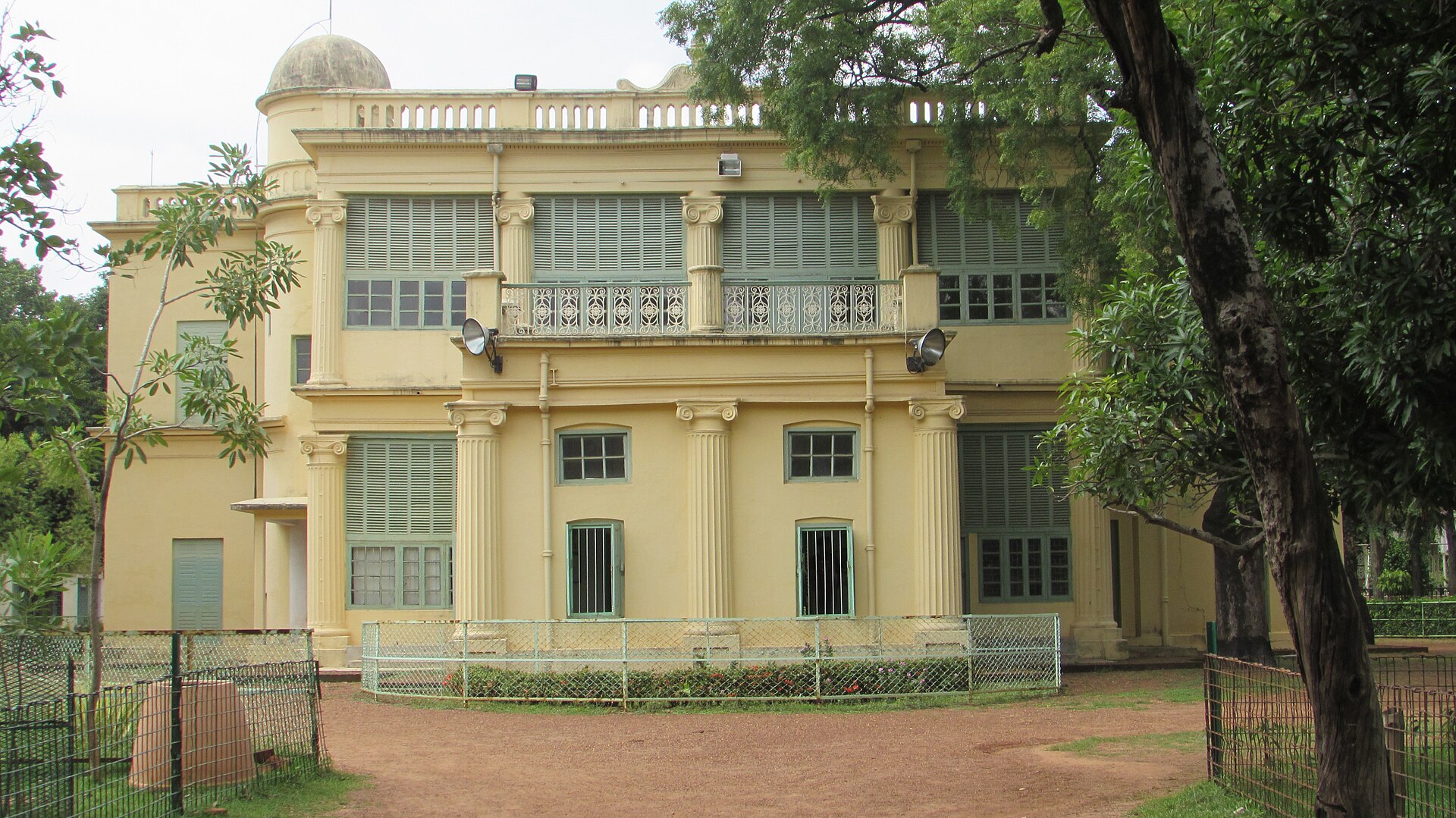 Moves permanently to Santiniketan